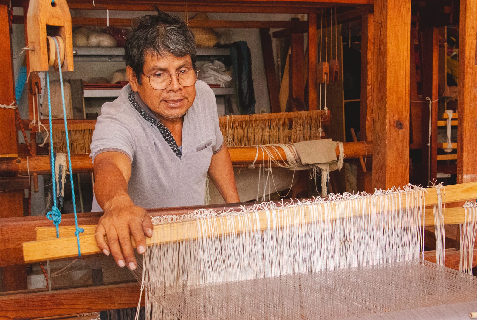 Maestro tejedor en telar tradicional oaxaqueño